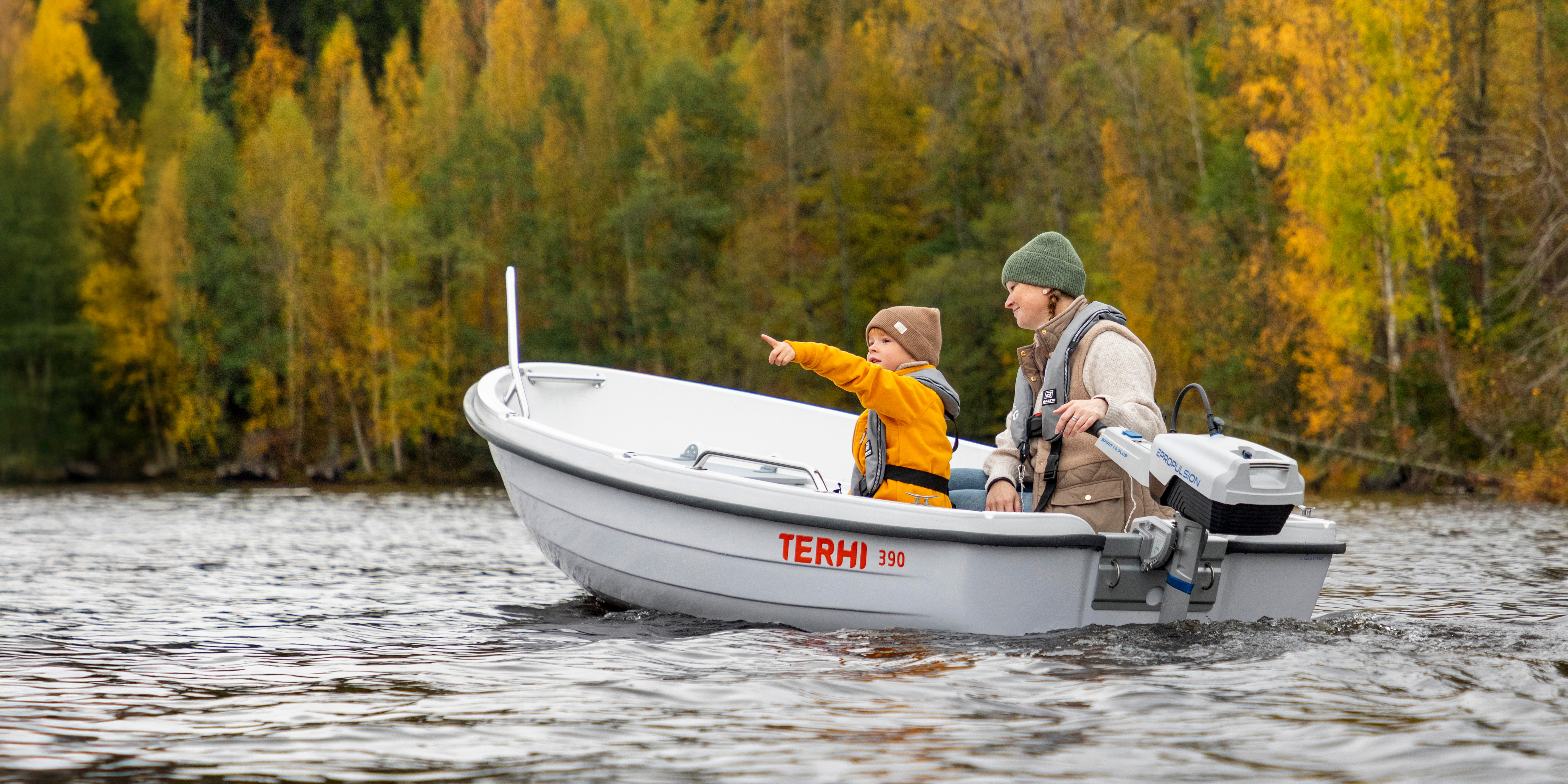 ePropulsion Spirit 1.0 Plus Terhi 390 -soutuveneen perässä.