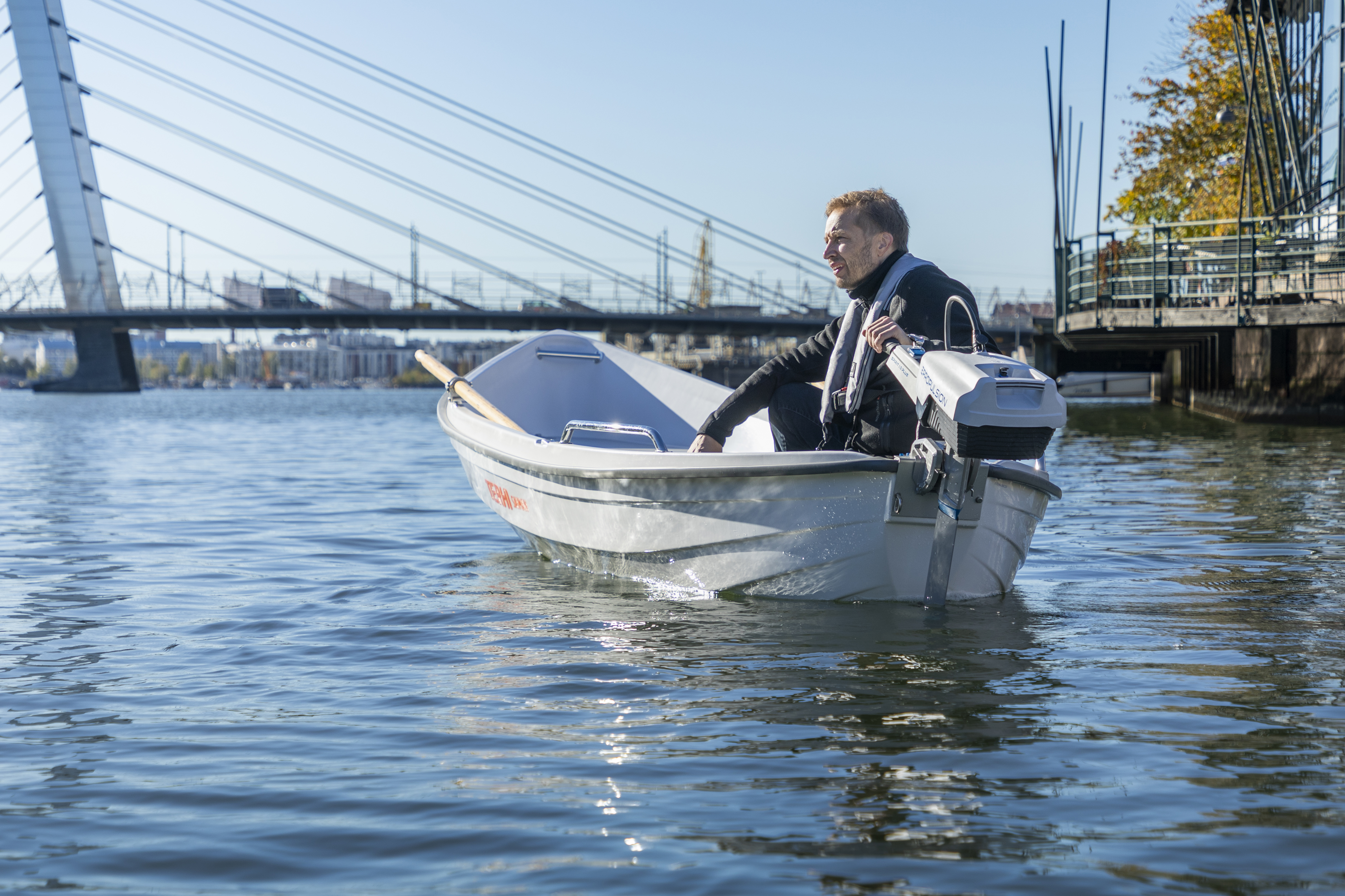 Terhi Saiman -soutuvenettä liikuttaa mutkattomasti 1 kilowatin ePropulsion Spirit 1.0 Plus -sähköperämoottori.