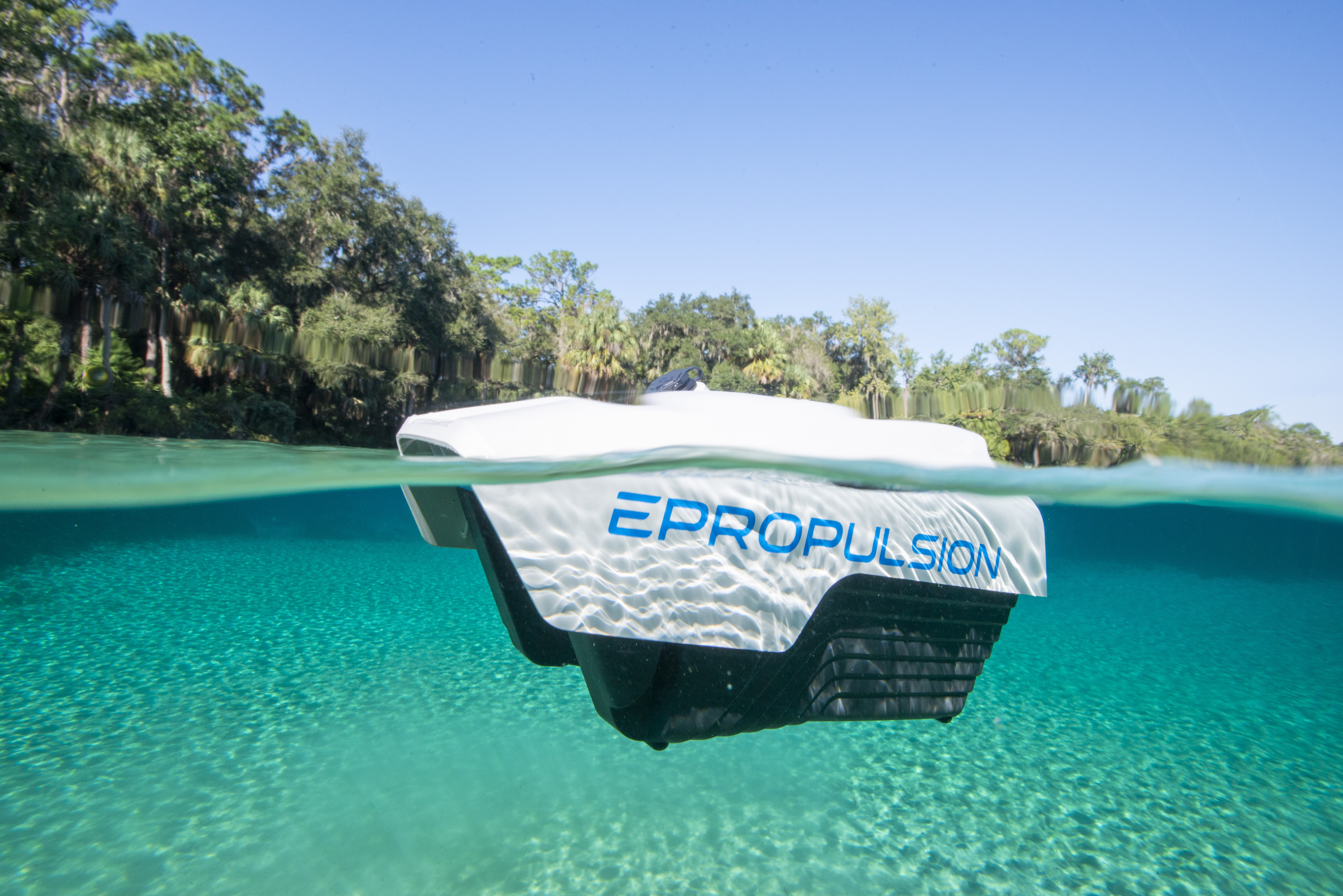 ePropulsion Spirit 1.0 -mallien akku kelluu vedessä.