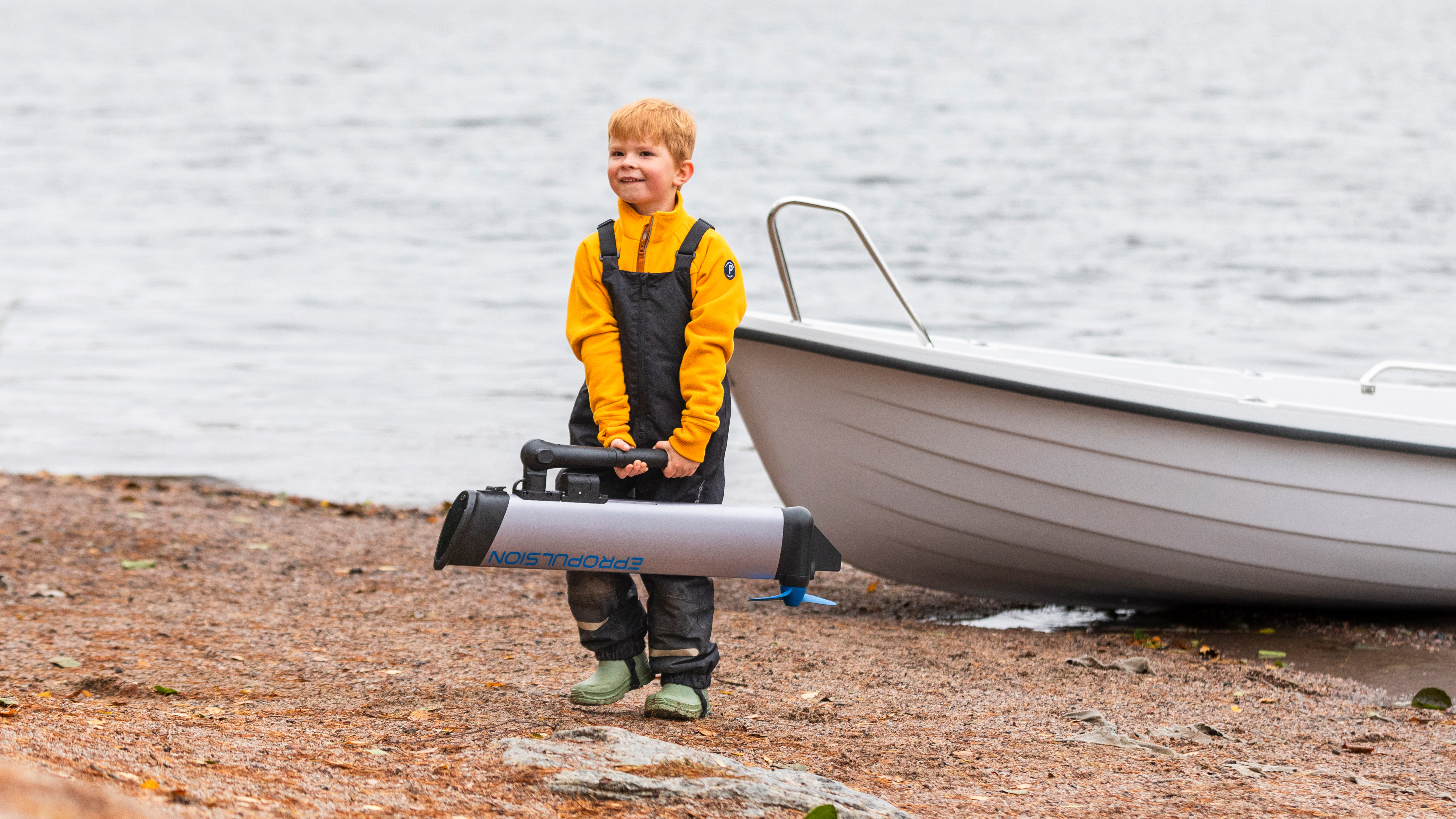 eLite -perämoottori on niin kevyt kantaa, että jopa 5-vuotias suoriutuu tehtävästä kunnialla. Näppärä, kevyt ja helppokäyttöinen sähköperämoottori.