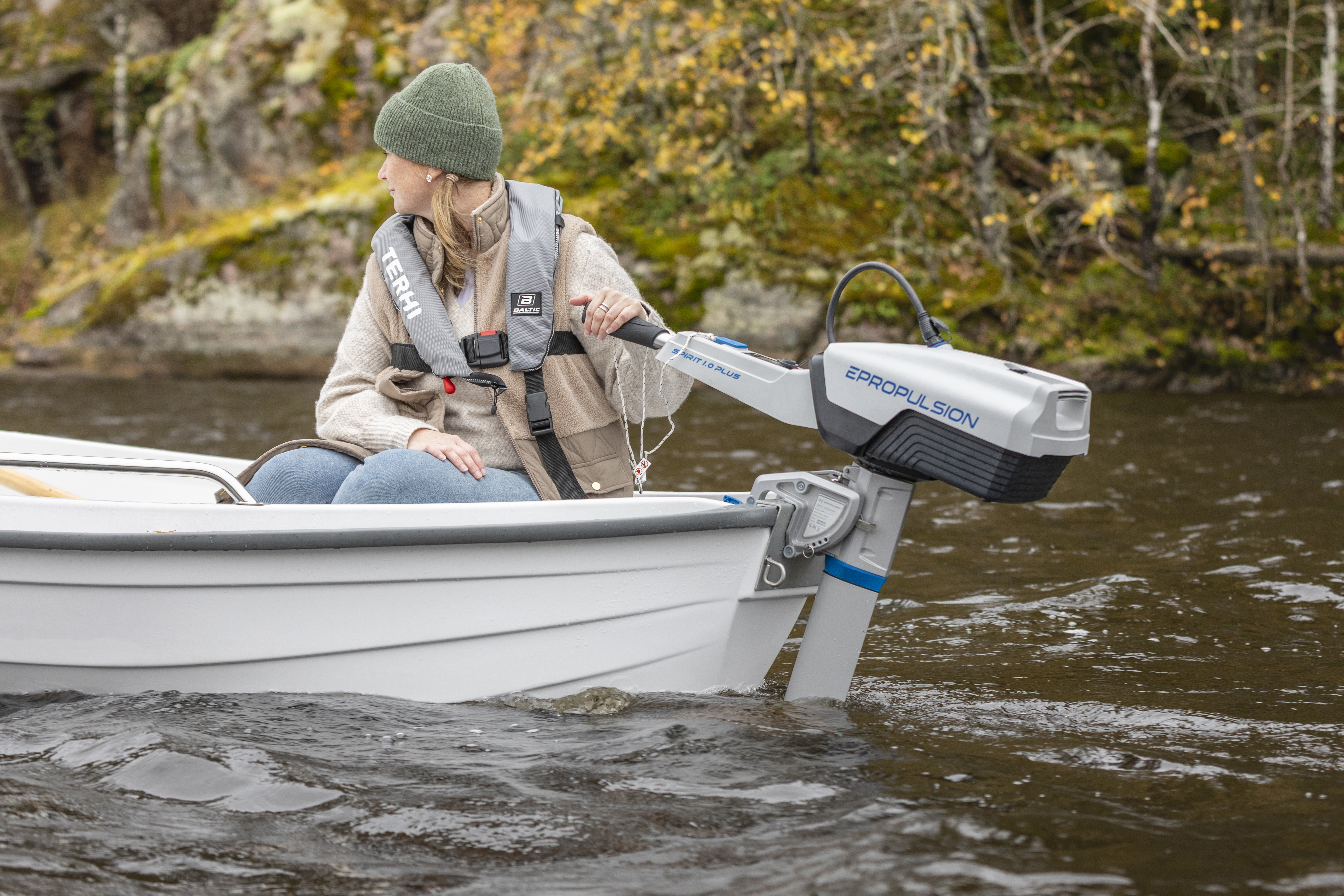 ePropulsion Spirit 1.0 Plus kuljettaa Terhi Saiman -soutuvenettä mutkitta. Spirit-moottorissa on irrotettava akku, joka myös kelluu vedessä.