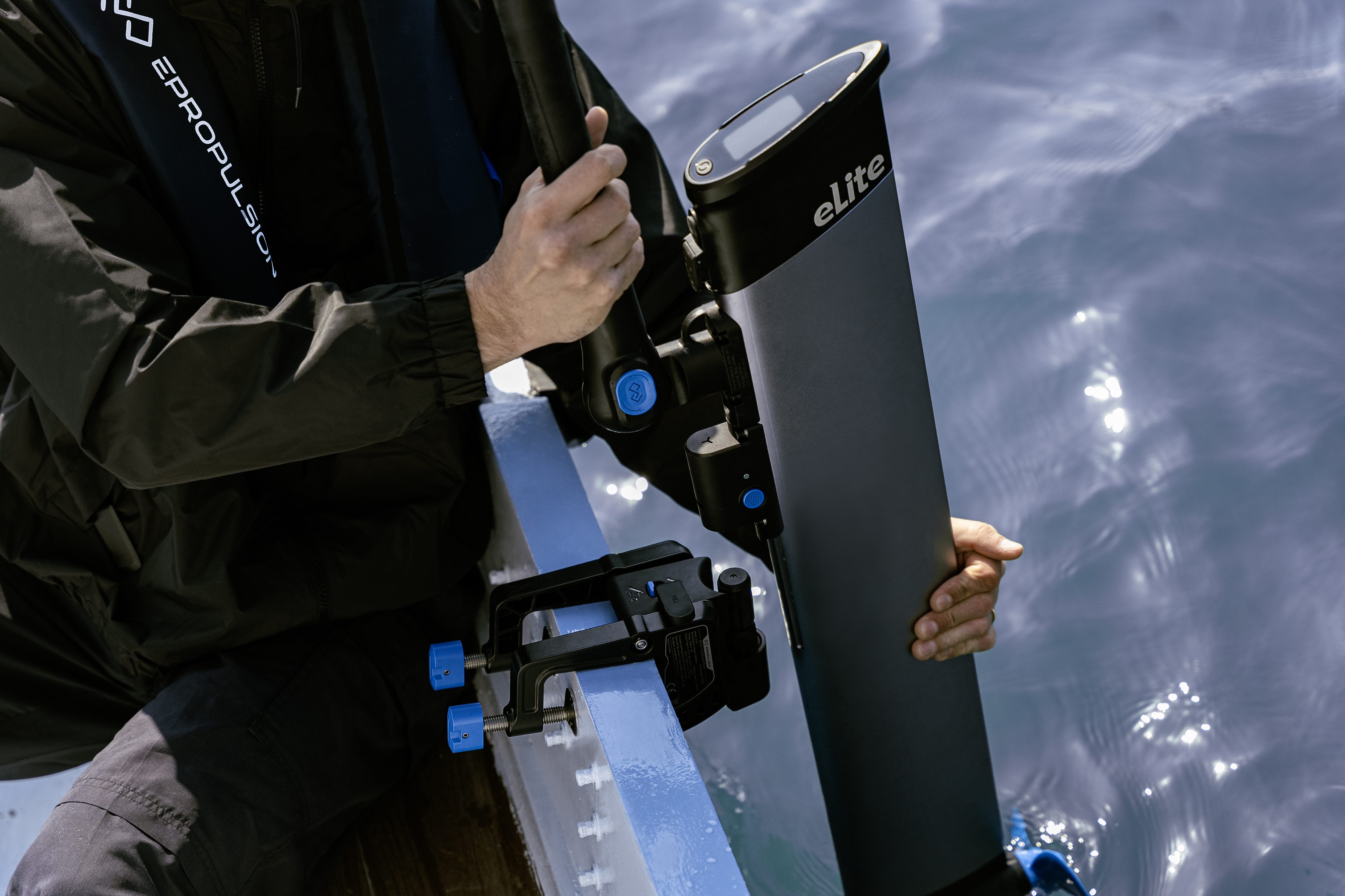 ePropulsion eLite -sähköperämoottori on kevyt ja näppärä vaihtoehto soutuveneen peräpeiliin, joka on helposti asennettavissa ja irrotettavissa.